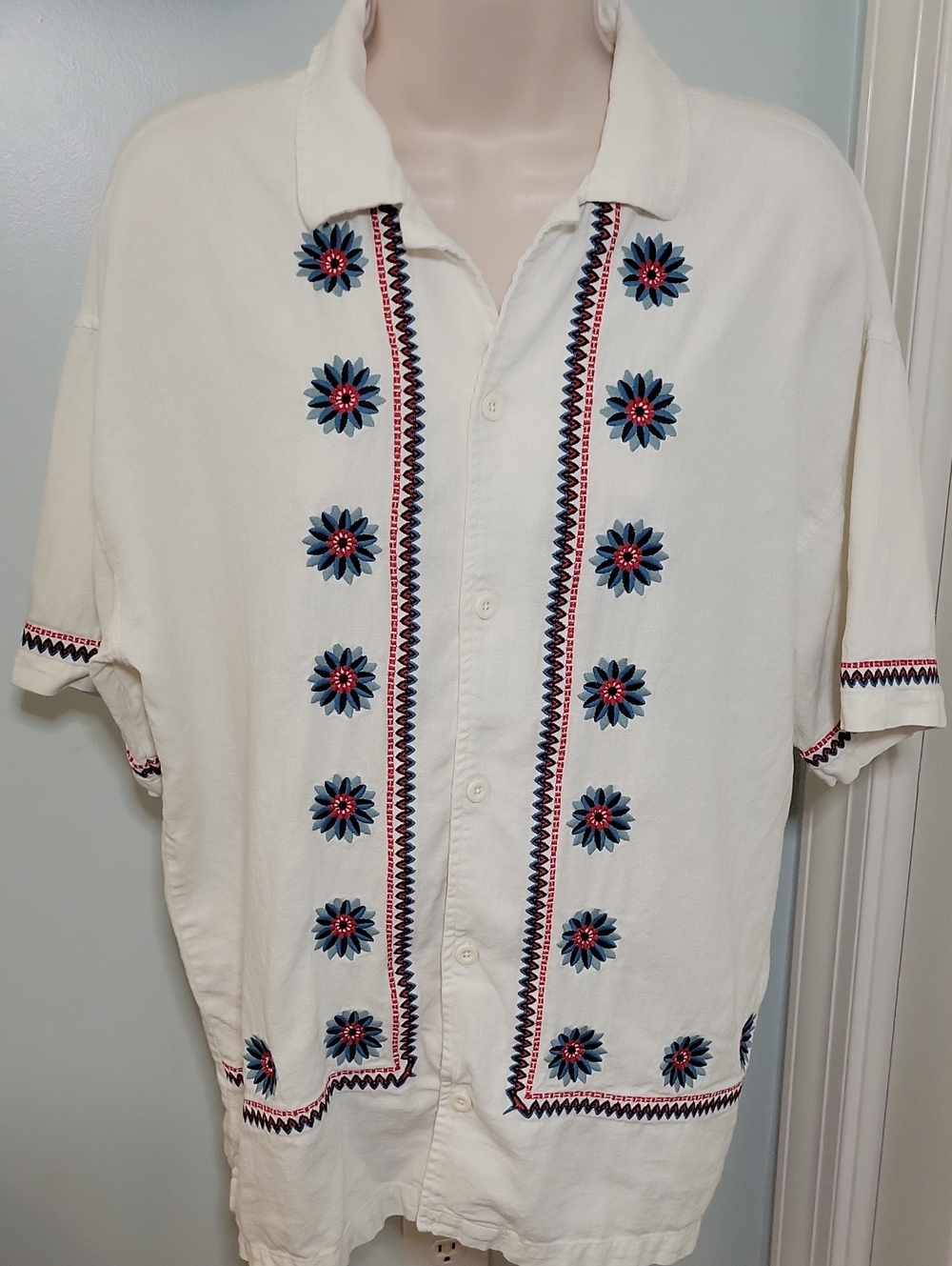 Forever 21 Ivory Short-Sleeve Blue Floral Embroidered Button-Down Shirt Sz M